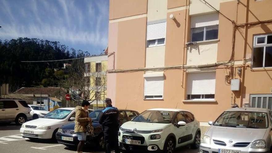 Policía Local vigilando los aparcamientos del barrio de Nazaret. // Ssntos Álvarez