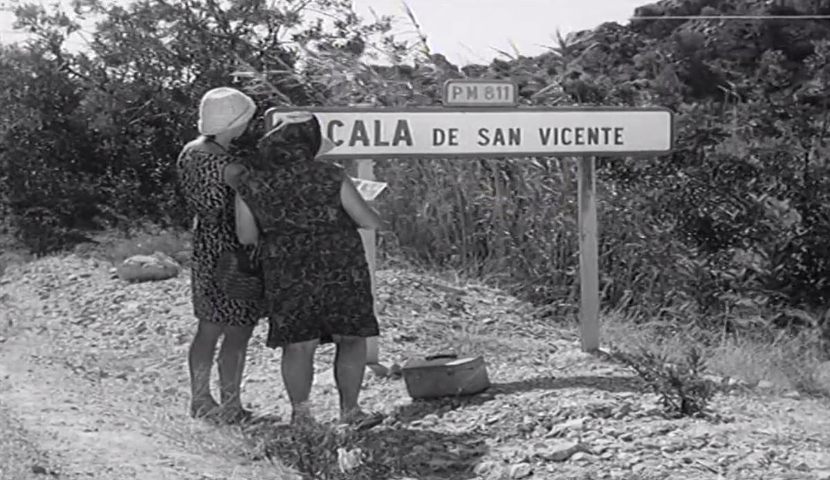 Alguns dels primers turistes que arriben a sa Cala a la pel·lícula.