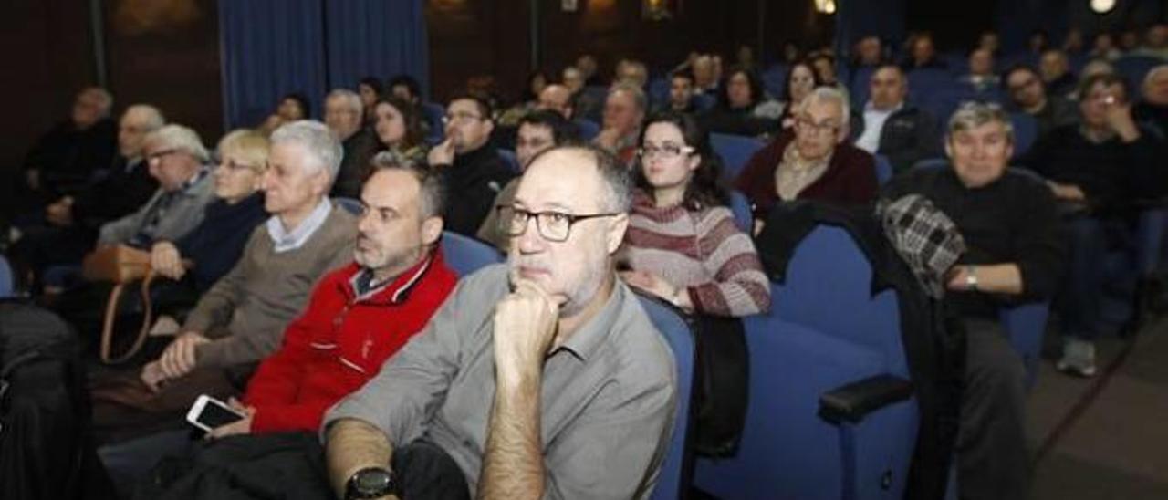 Una vista de los asistentes a la asamblea vecinal.