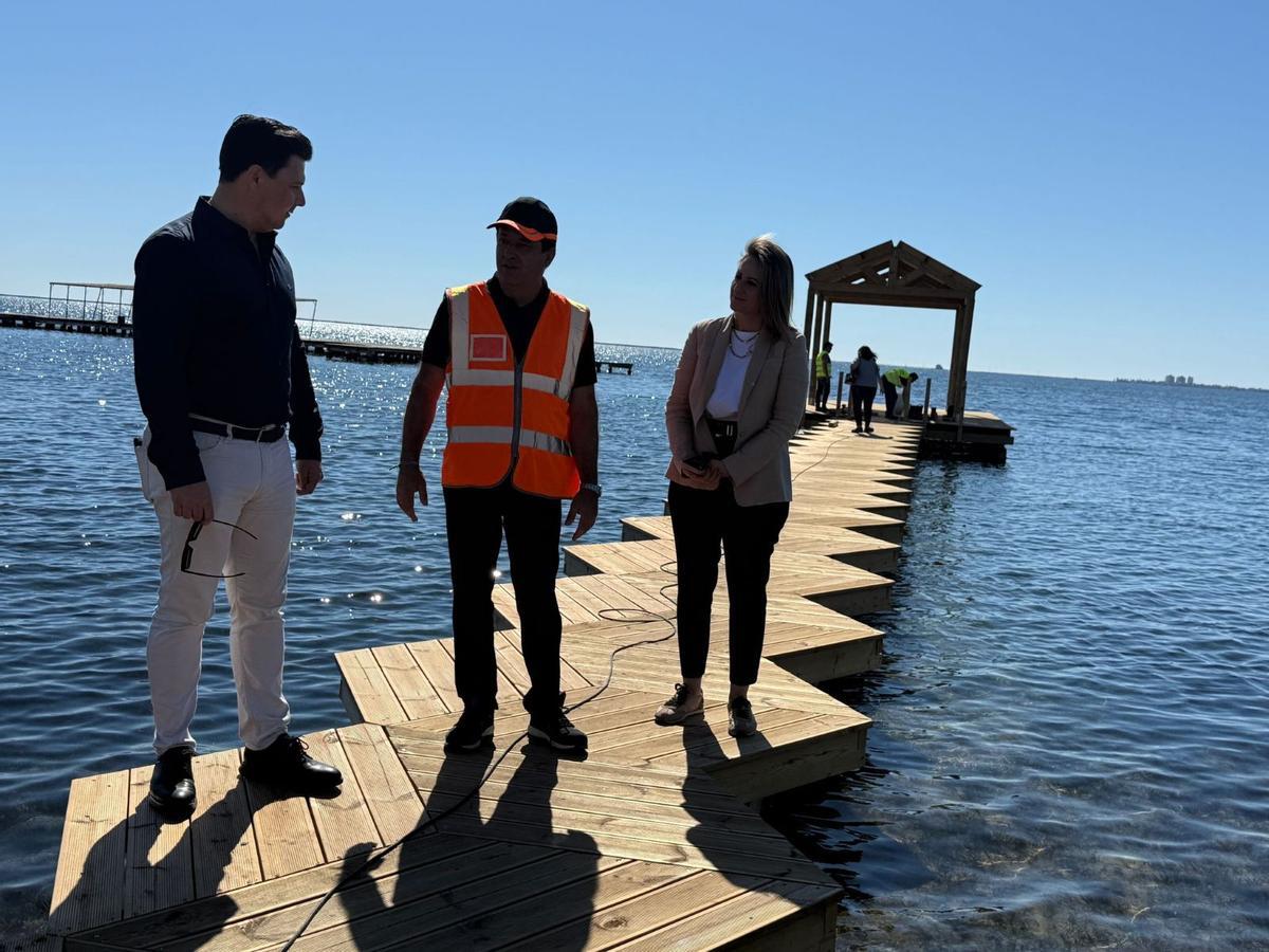 El alcalde de San Javier, José Miguel Luengo, y la concejala de Turismo y Playas, Estíbaliz Masegosa, durante su visita al balneario Viudes