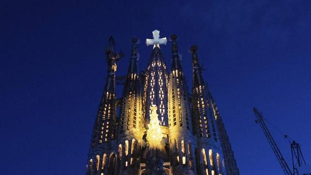 Lleó XIV, davant la basílica de la Sagrada Família, amb motiu de la benedicció de la Torre de Jesús. | ZOWY VOETEN