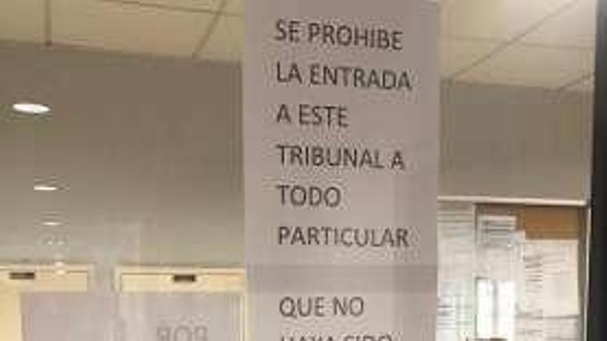 Carteles que se colgaron ayer en distintas zonas judiciales. // FdV