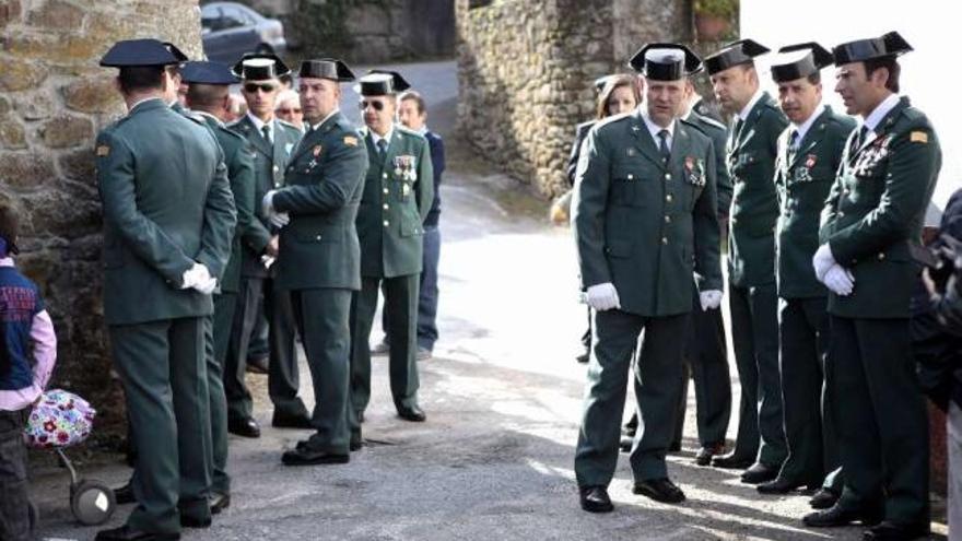 Agentes en los actos de la Fiesta del Pilar del sábado pasado en la iglesia de Lalín de Arriba.// Bernabé/Luismy