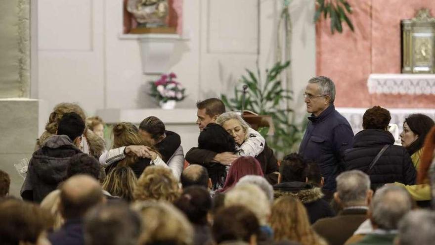 La familia del pequeño Thiago Leonel Guamán recibe las muestras de cariño de decenas de personas en el funeral.