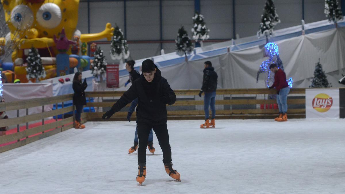 Un joven patina en la pista de hielo de Vilagarcía, antes de la pandemia