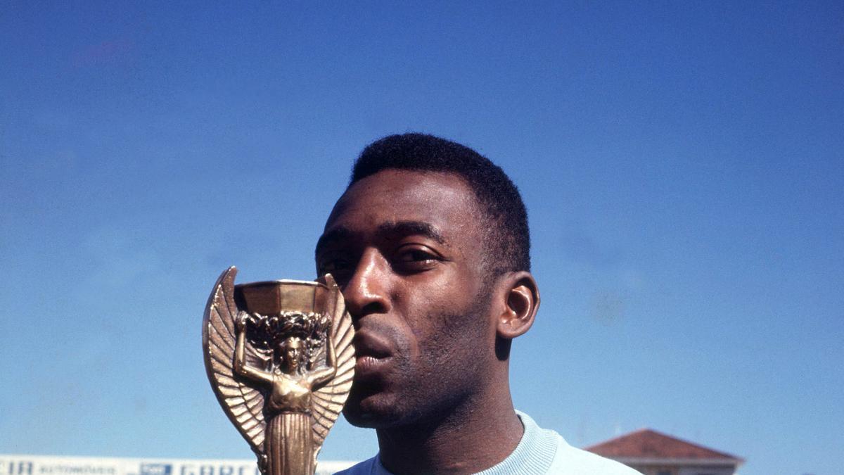 Pelé, con el trofeo robado años después