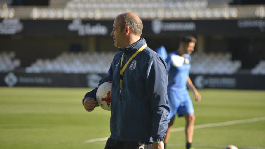 Monteagudo da instrucciones en el campo durante un entrenamiento.