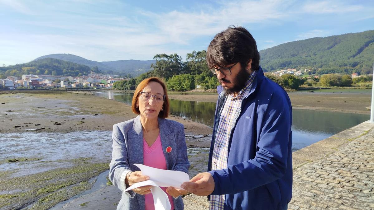Rosana Pérez e Ricardo Suárez ao pé da ría de Noia.