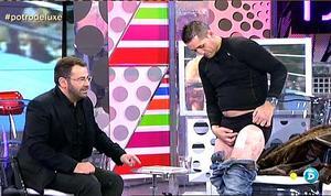 Poli Díaz mostrant les seves ferides al ’Deluxe’ (Tele 5).