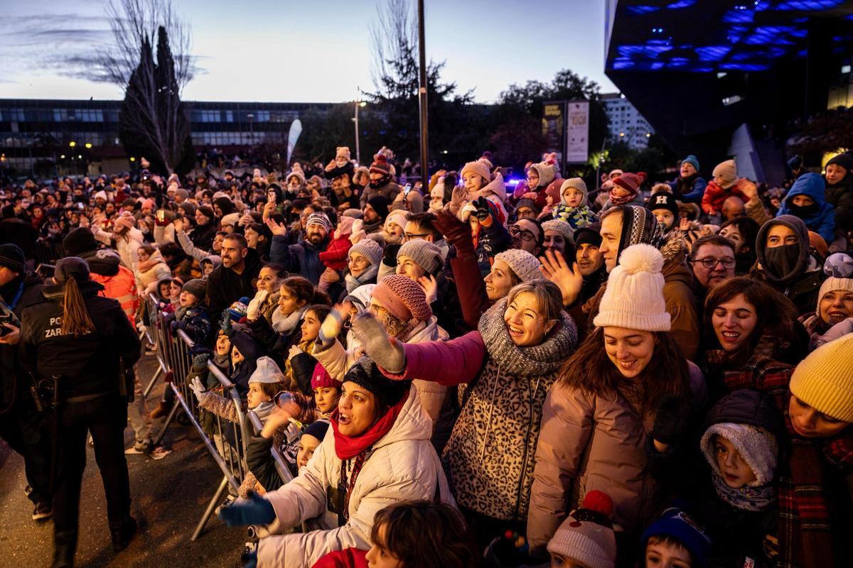 En imágenes | El frío de Zaragoza no puede con la ilusión de ver a los Reyes Magos