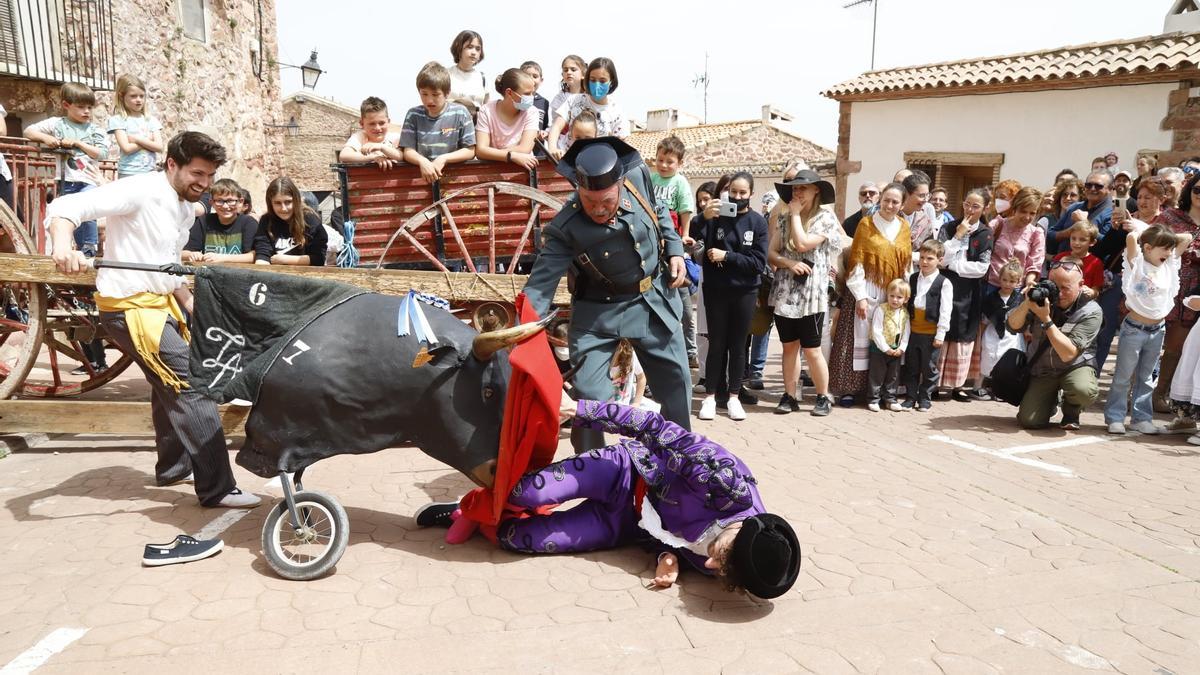 El ‘planet’ de la iglesia es ell escenario de una corrida de toros que arrancó las risas de los presentes.