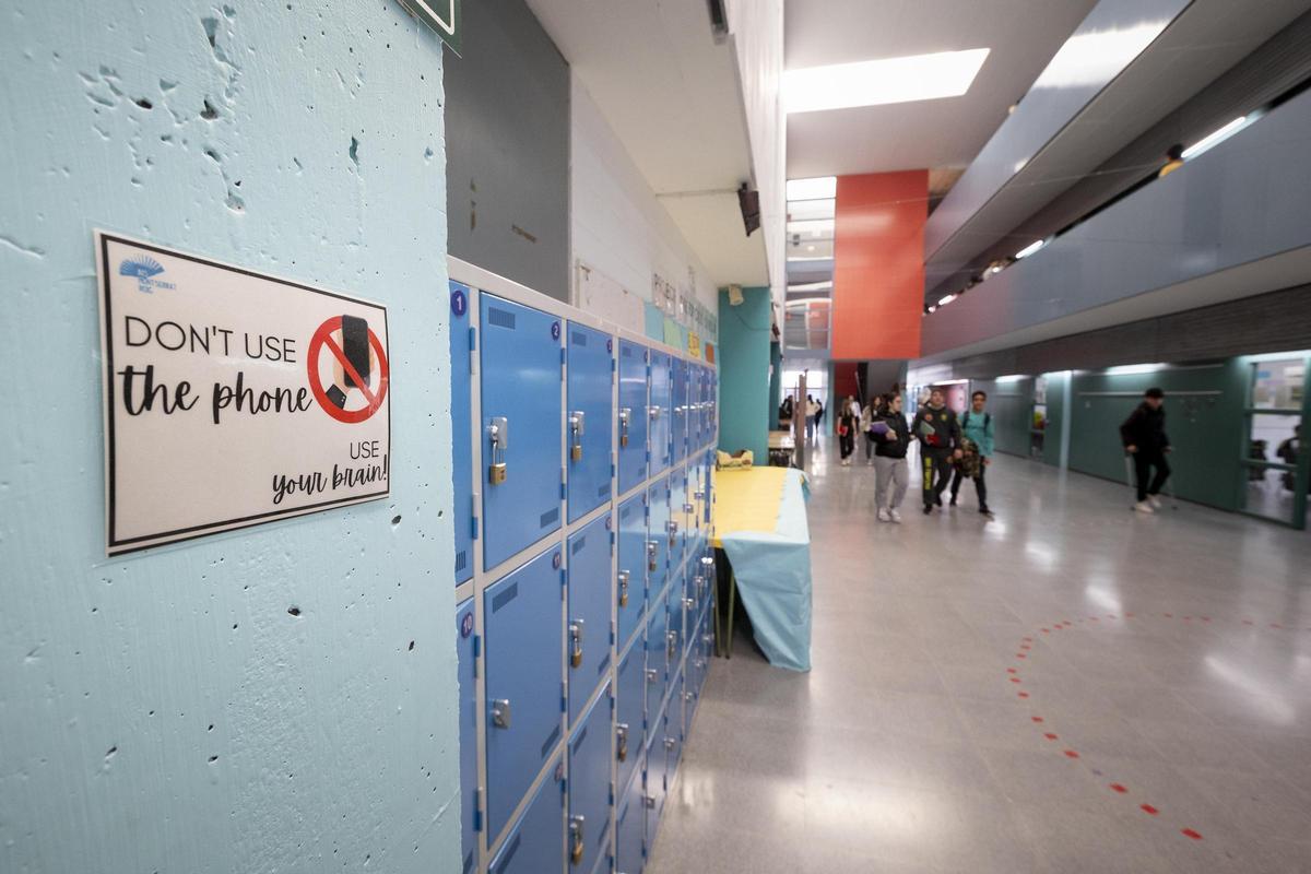 "No uses el móvil, usa tu cerebro", aconseja este letrero, colocado en un instituto de Sant Andreu de la Barca