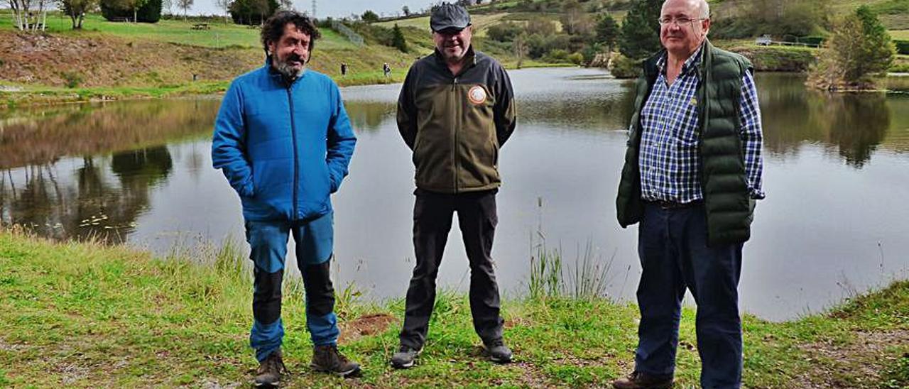 Por la izquierda, Román Herrero, presidente de Fuentes del Narcea; Pablo Osendi, de El Banzao, y Joaquín Alperi, de la Real Asociación Asturiana de Pesca Fluvial, ayer, en El Arenero (Tineo). | D. Á.