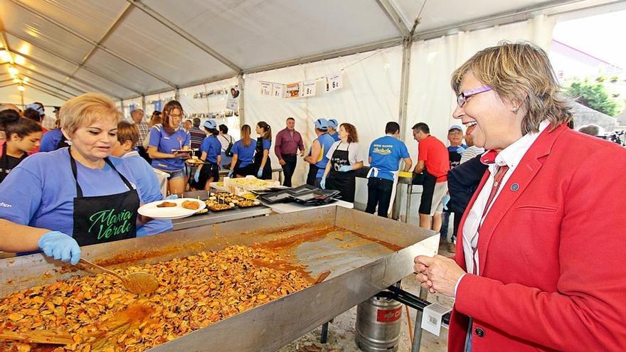 La conselleira de Mar en la fiesta del mejillón de Rianxo.