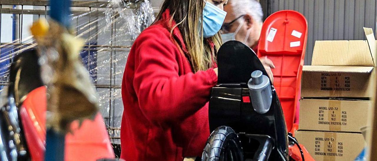 Trabajadores de una fábrica de juguetes preparan material para servir.