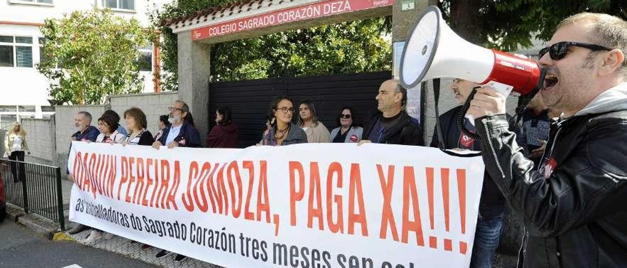 Concentración celebrada ante el colegio para exigir el pago de nóminas. // Bernabé/Javier Lalín