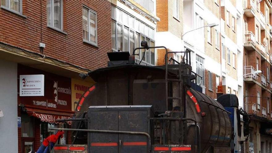 Un operario trabaja durante la jornada de ayer en la calle Condes de Alba y Aliste.