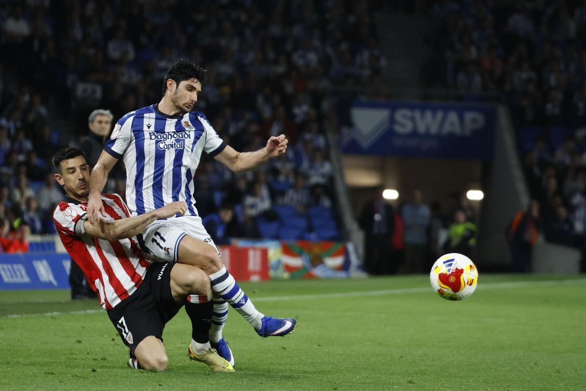El defensa del Athletic Club, Yuri Berchiche (i), intenta cortar el avance del delantero portugués de la Real Sociedad, Gonçalo Guedes, durante el encuentro correspondiente a la vuelta de las semifinales de la Copa del Rey que disputan este miércoles Real Sociedad y Athletic Club en el estadio de Anoeta, en San Sebastián. EFE / Javier Etxezarreta