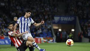 SAN SEBASTIÁN, 04/03/2026.- El defensa del Athletic Club, Yuri Berchiche (i), intenta cortar el avance del delantero portugués de la Real Sociedad, Gonçalo Guedes, durante el encuentro correspondiente a la vuelta de las semifinales de la Copa del Rey que disputan este miércoles Real Sociedad y Athletic Club en el estadio de Anoeta, en San Sebastián. EFE / Javier Etxezarreta