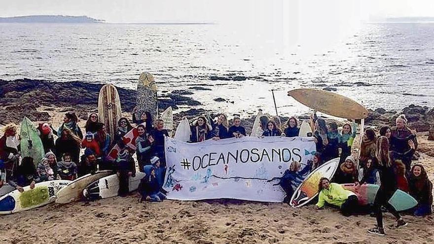 Una protesta de la organización ecologista Oceanosanos en Rocha, Uruguay. // Oceanosanos