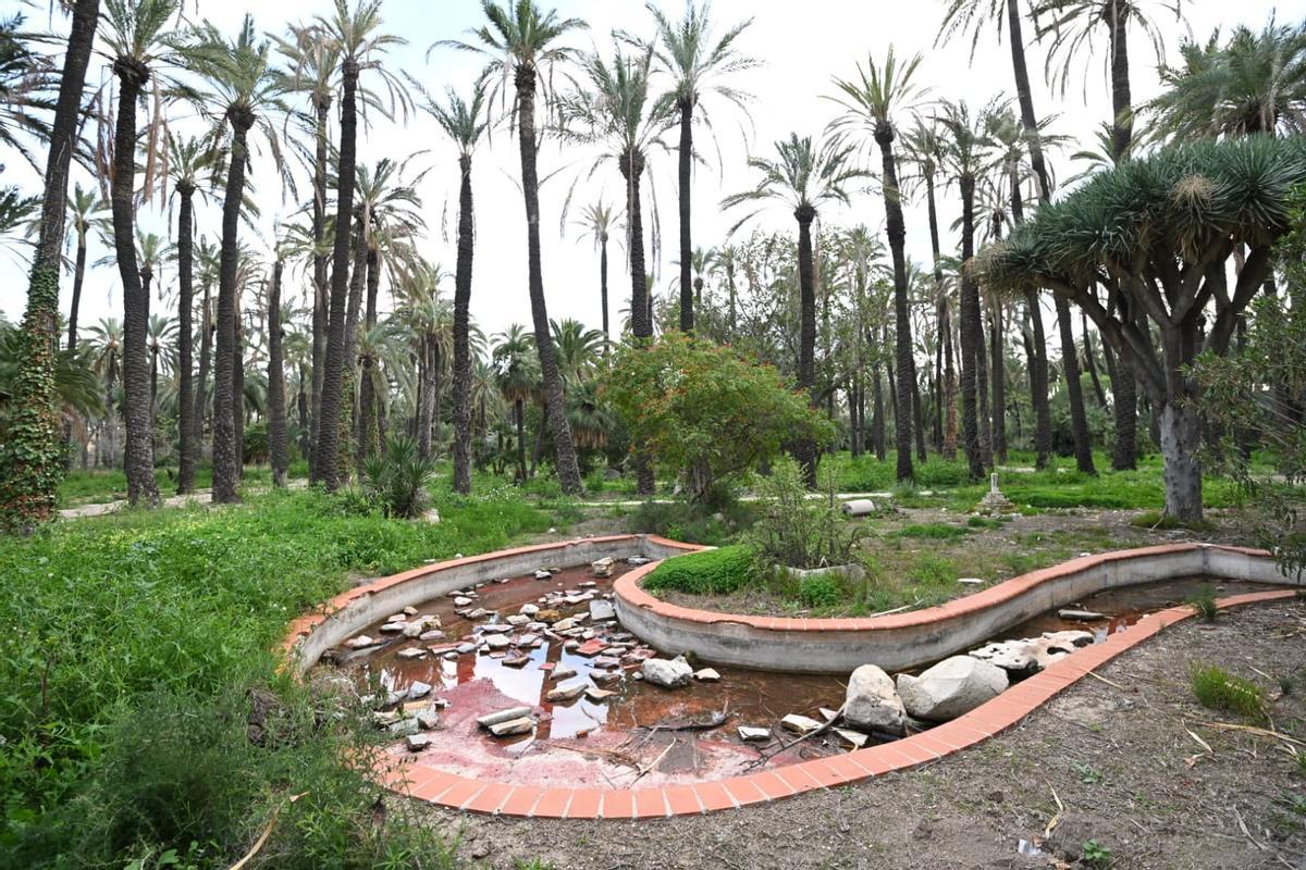 El exterior, donde queda algún escombro, pero se ha retirado la basura acumulada.