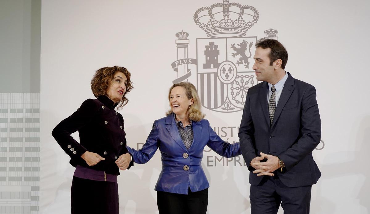 La vicepresidenta primera, María Jesús Montero, la exministra de Economía, Nadia Calviño, y el nuevo ministro de Economía, Carlos Cuerpo