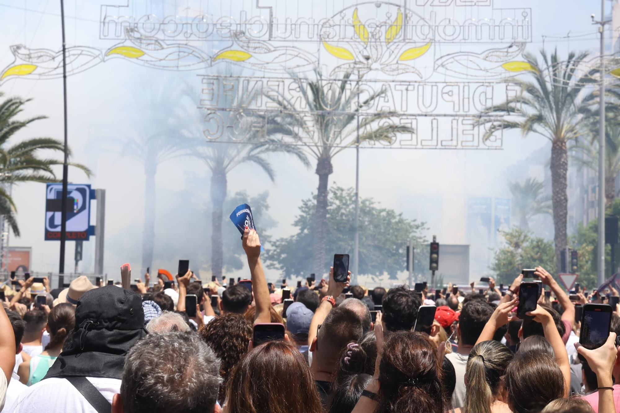 Así ha sido la primera Mascletà de las Hogueras de Alicante 2025 en Luceros