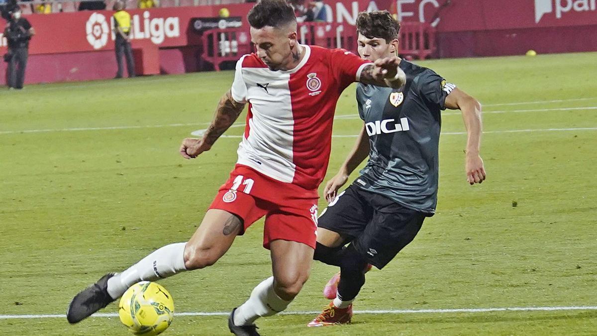 Aday Benítez intenta una centrada davant l’oposició de Fran García, en la final del «play-off» contra el Rayo.  | MARC MARTÍ