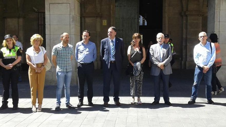 Un moment del minut de silenci a la plaça Major de Manresa.