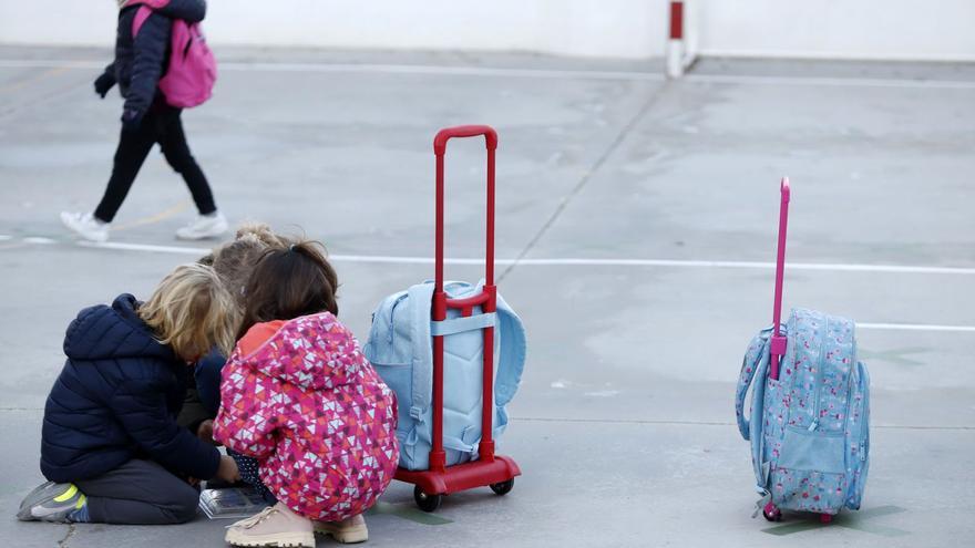 Solo el 49,6% de estos menores ha sido inoculado con la primera dosis del preparado contra el coronavirus. | ÁLEX ZEA