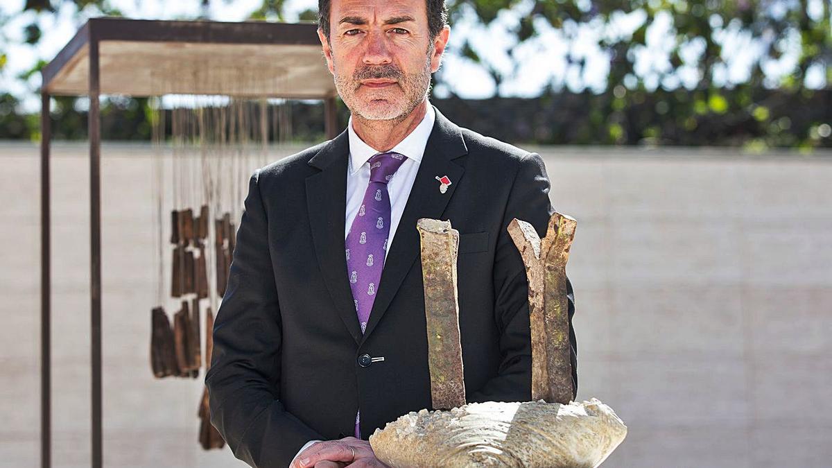 Miguel Lorente junto 
a un premio de Igualdad 
que le concedió 
la Universidad de Alicante. 
  | // ÁLEX DOMÍNGUEZ