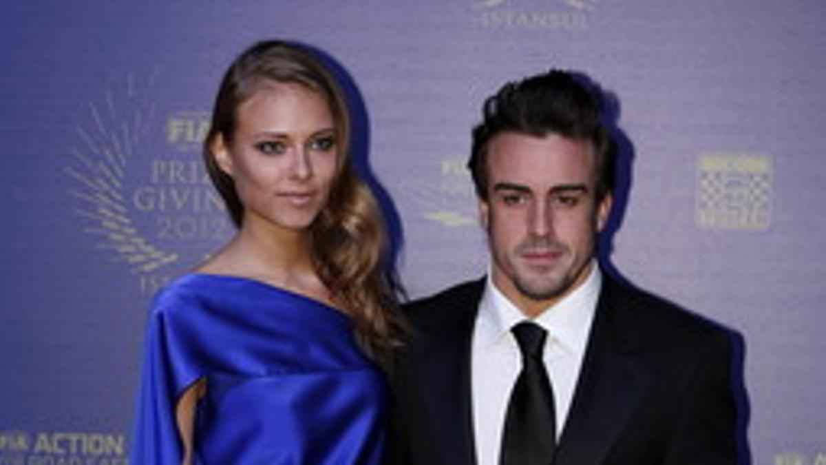 Fernando Alonso llega a la gala de la FIA junto a su actual pareja, la modelo rusa Dasha Kapustina, el viernes en Estambul.