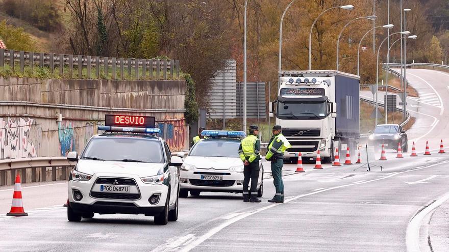 Casi dos centenares de vehículos atrapados y ningún daño personal: el balance de la Guardia Civil tras evacuar la zona asturiana del argayo del Huerna