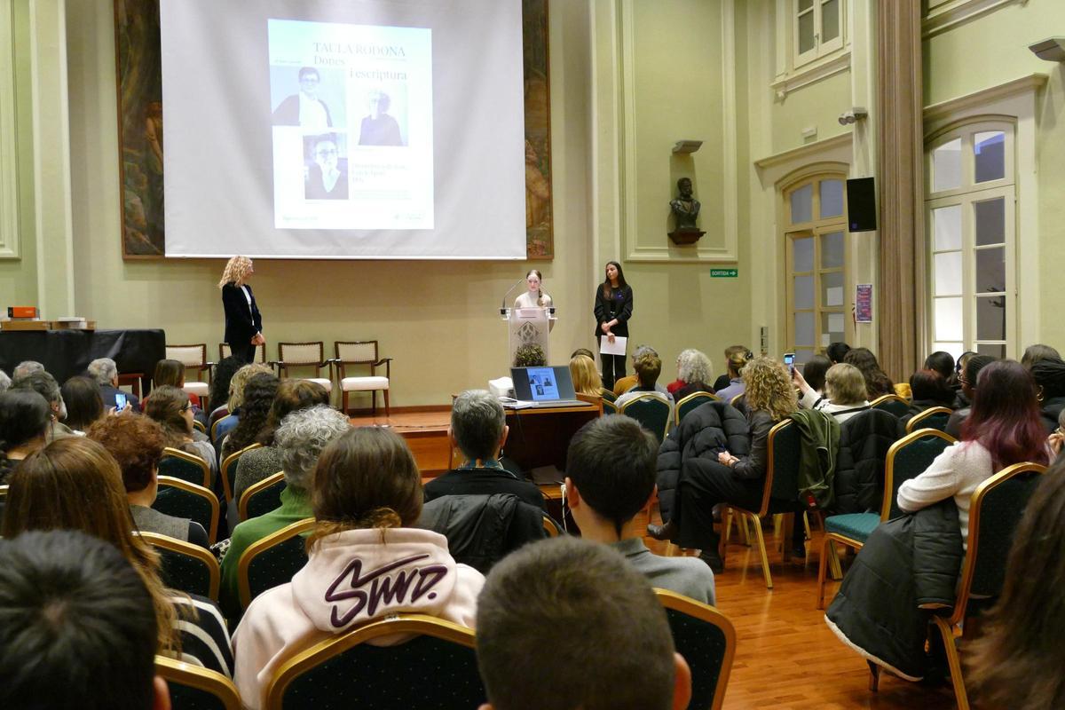 EN IMATGES | Figueres celebra el Dia de la Dona amb els Premis Maria Rosa Ymbert, la lectura del manifest i una taula rodona d'escriptores