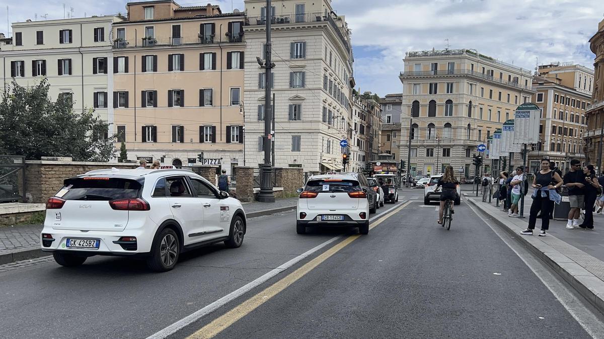 Taxis entre el tráfico de Roma, esta semana.