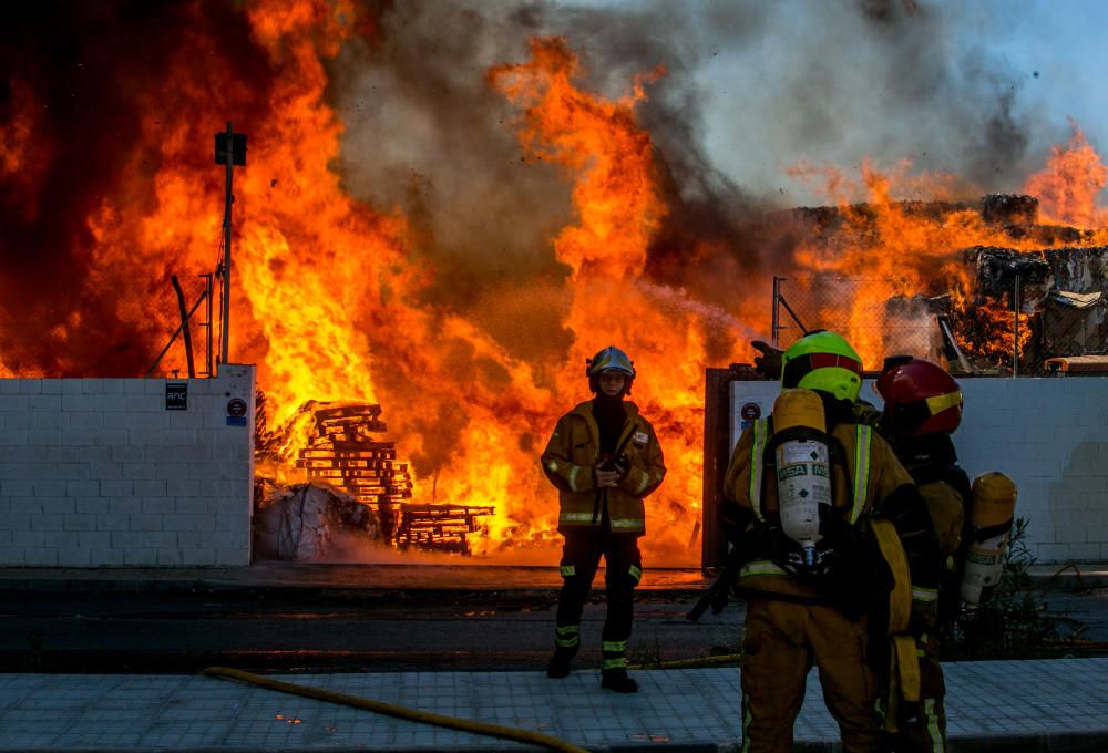 Incendio en el polígono de Carrrús en Elche