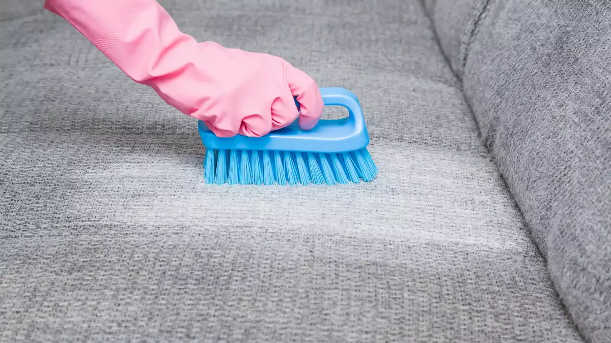 Limpiar la tapicería del sofá con agua y amoniaco 