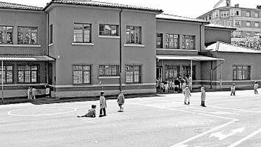 Alumnos en el patio del edificio de La Colegiata.