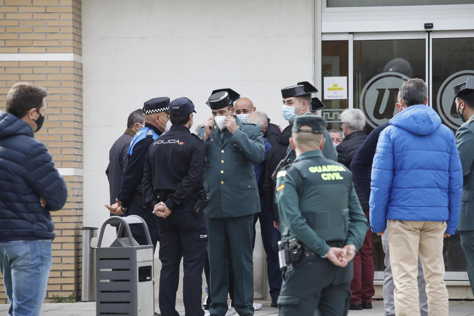 Despedida en el tanatorio al guardia civil atropellado en Mieres