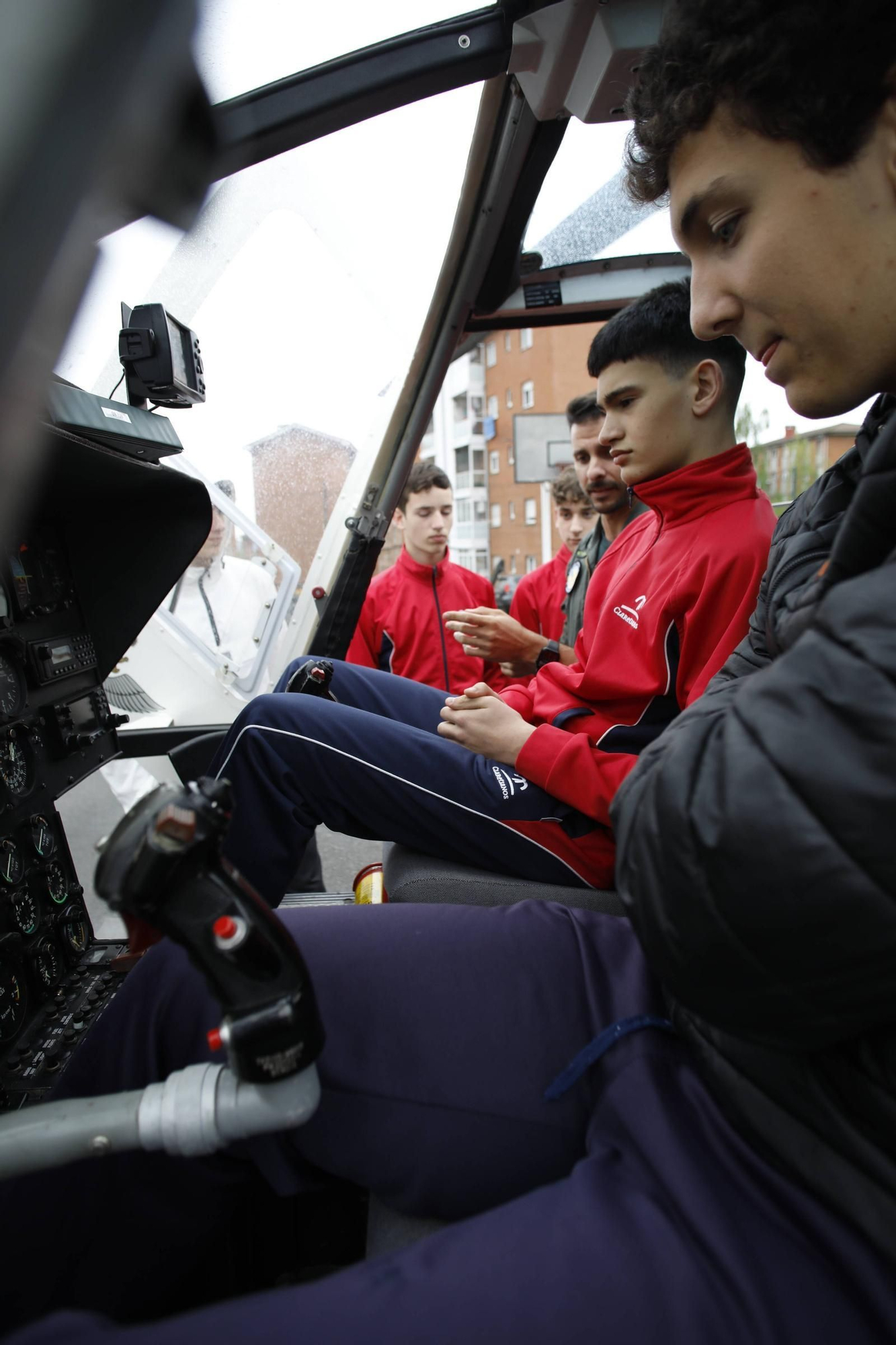 En imágenes: Los alumnos del Corazón de María de Gijón conocen cómo funciona cada unidad de la Guardia Civil