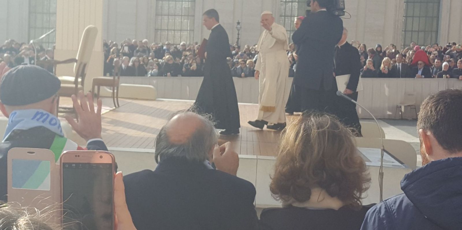 Vecinos de Bueu fotografían al papa Francisco en la Audiencia Jubilar en Roma, en 2016. | Asociación Cultural de Alfombras de Bueu
