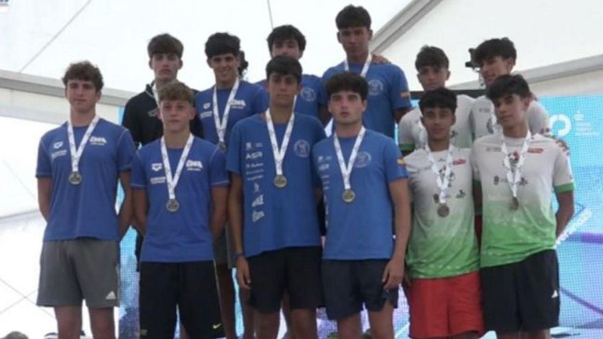 Juveniles del CNS A Estrada en el podio.