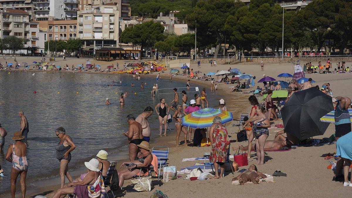 La platja de Sant Feliu plena de visitants