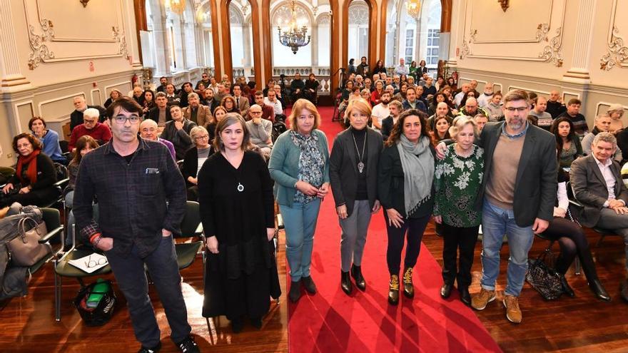 Descendentes dos tres ilustres pontevedreses represaliados polo franquismo no ano 36 no acto desta mañá na Deputación de Pontevedra