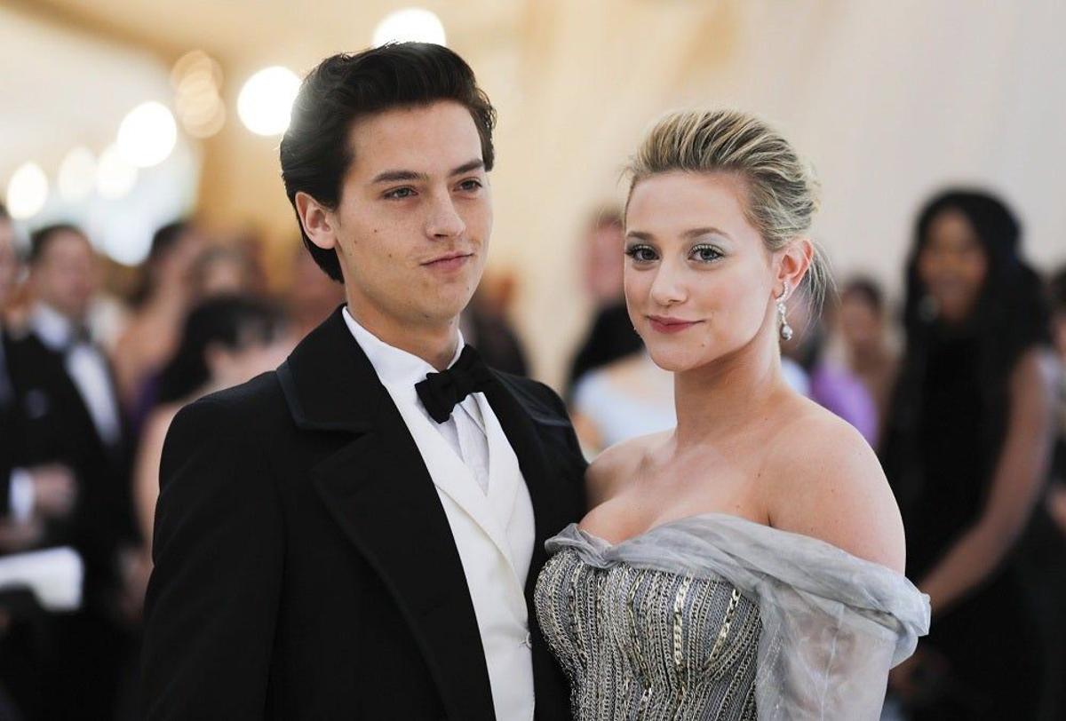 Cole Sprouse y Lily Reinhart en la Gala Met