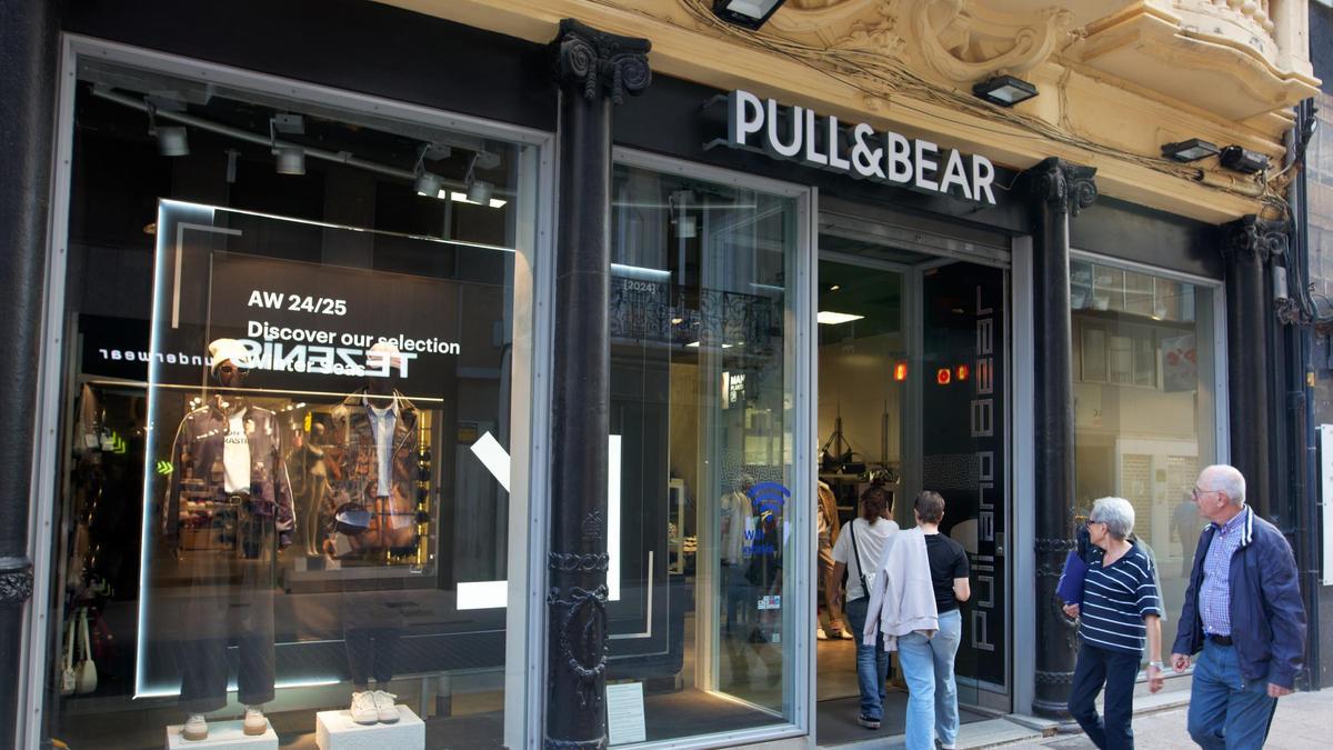Pull&Bear, este lunes, en la calle Enmedio de Castelló.