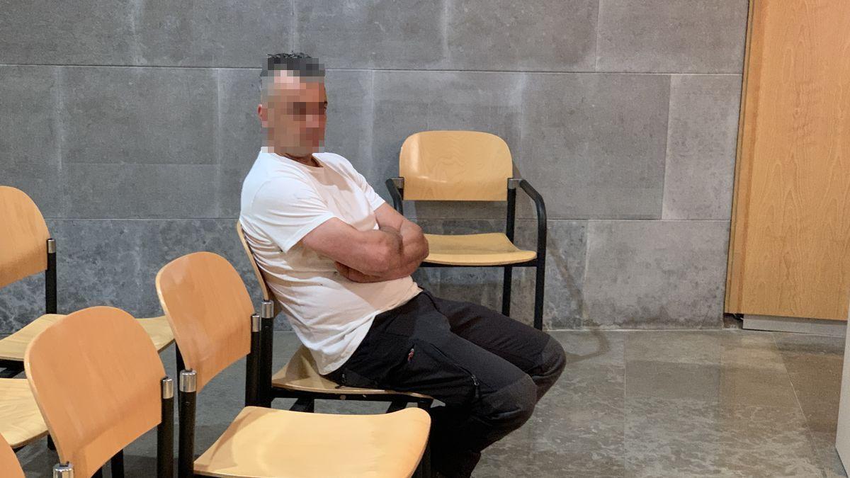 El acusado, en el banquillo.