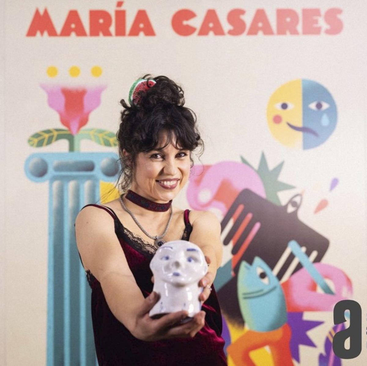 Cristina Collazo posa coa estatuiña a Mellor Actriz Secundaria.