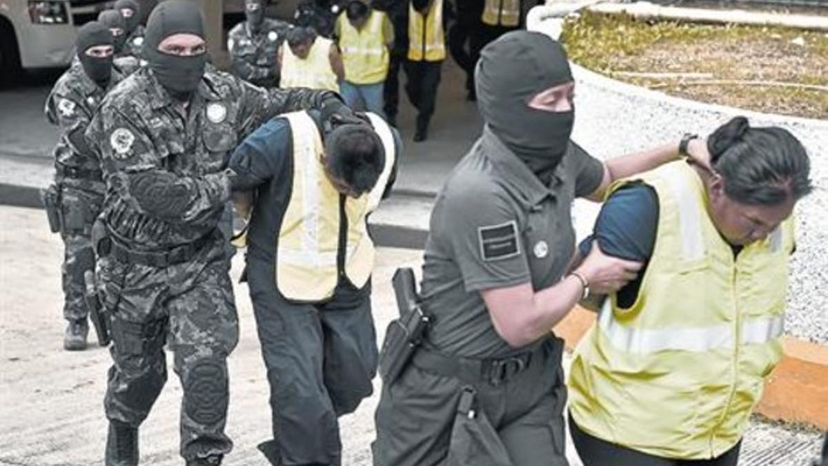 Agentes especiales de la Fiscalía arrestan a 27 policías municipales implicados en la matanza de Iguala, ayer.