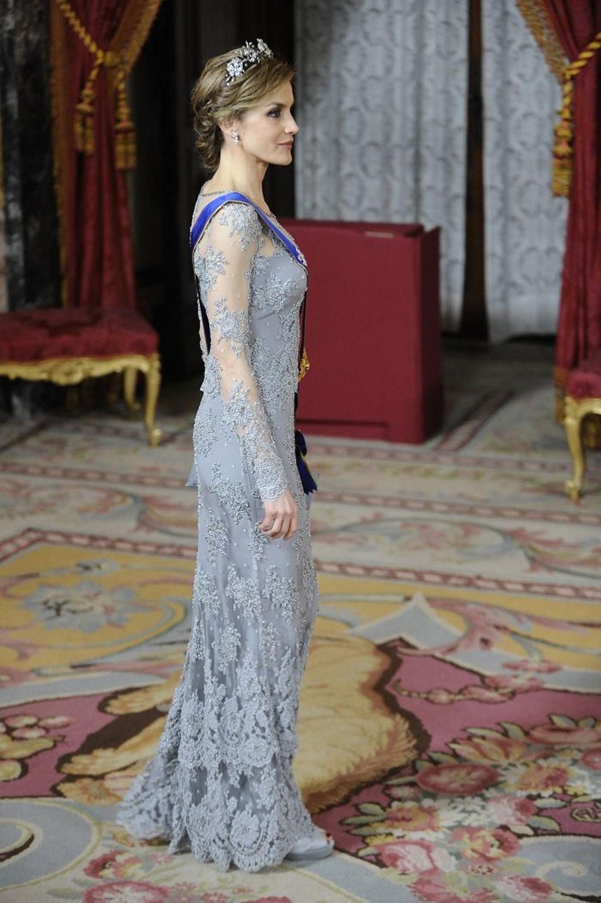 Letizia con traje gris de chantilly